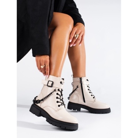 Beigeksi lakatut työntekijät Shelovet-ketjulla 1