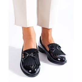 Mustat Shelovet-lakkahousut tupsuilla 1