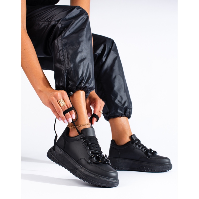 Naisten mustat tennarit Shelovet-ketjulla 1