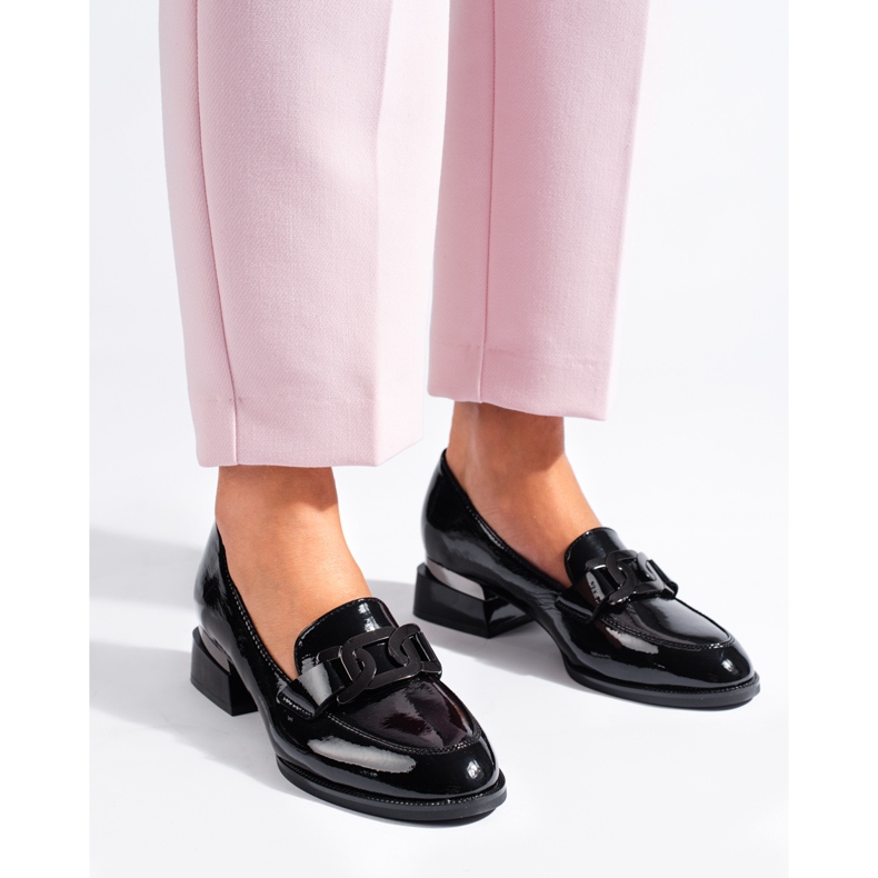 Naisten mustat lakatut kengät Vinceza-soljella 1