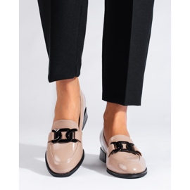 Naisten beige-lakatut kengät Vinceza-soljella 1