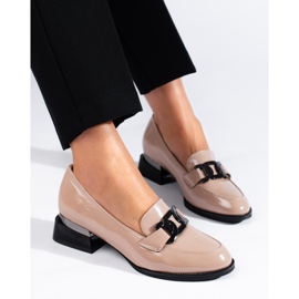 Naisten beige-lakatut kengät Vinceza-soljella 2