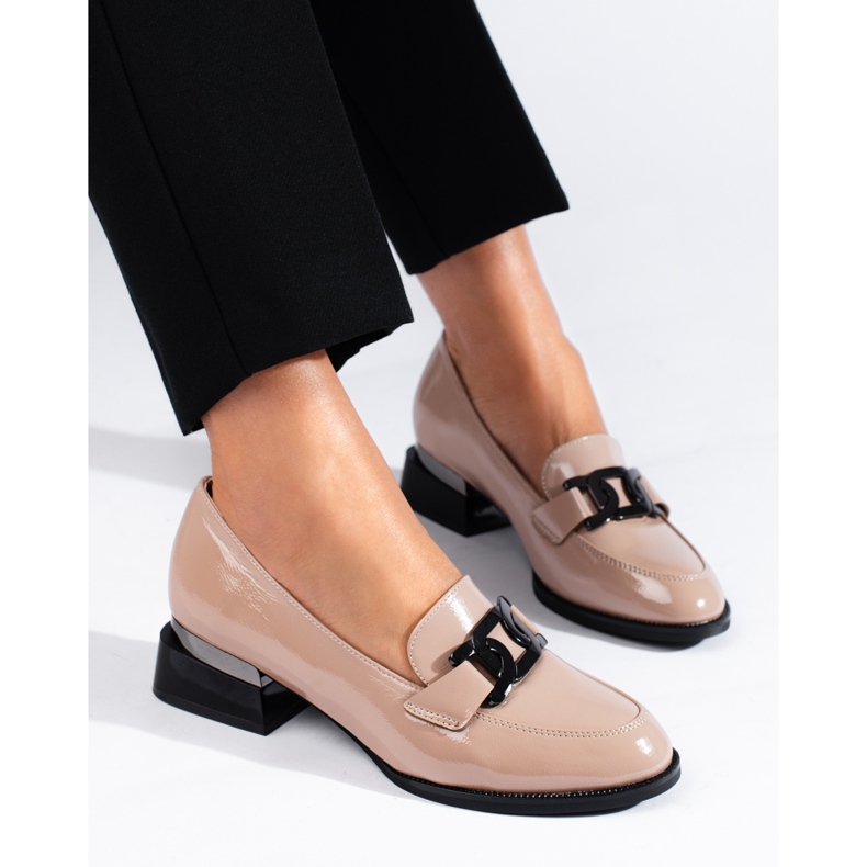 Naisten beige-lakatut kengät Vinceza-soljella 2