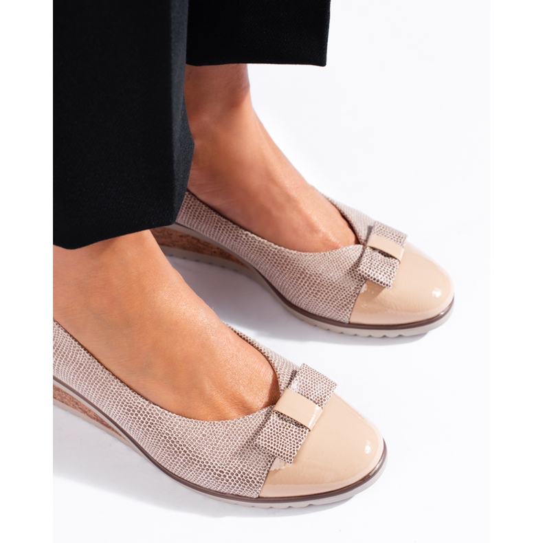 W. Potocki Naisten beige-pumput Potockilta matalalla kiilalla 2