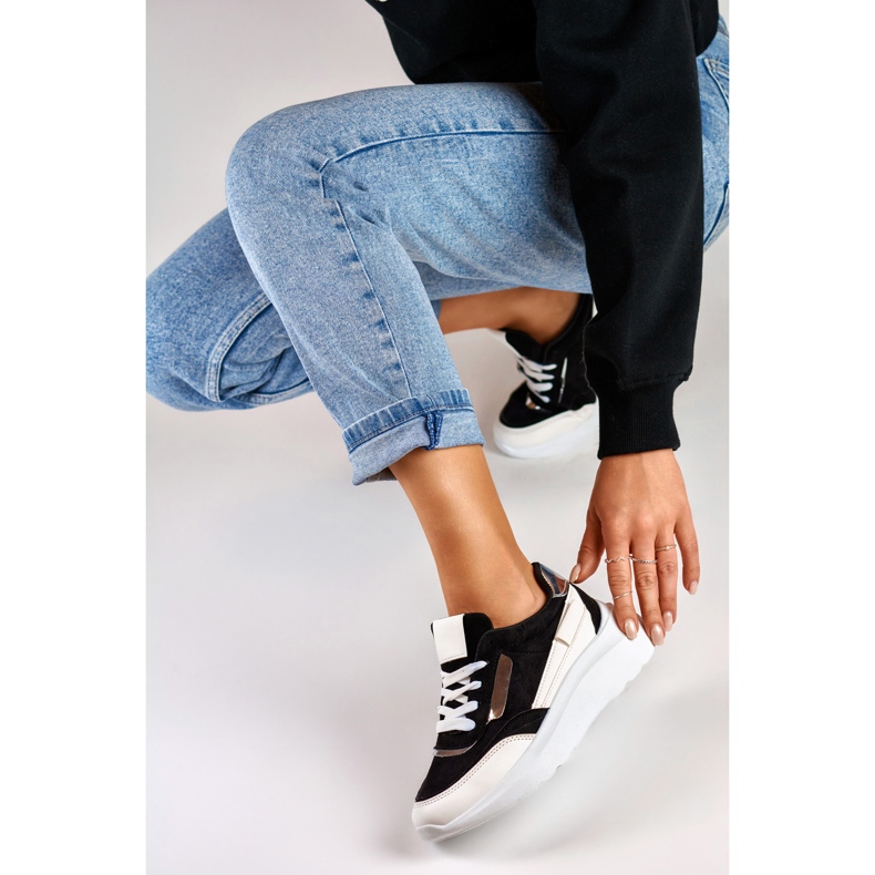 Mustat urheilukengät, joissa valkoinen pohja 1