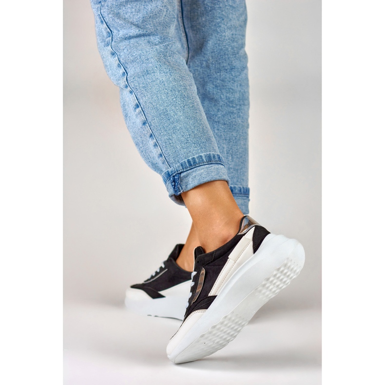 Mustat urheilukengät, joissa valkoinen pohja 2