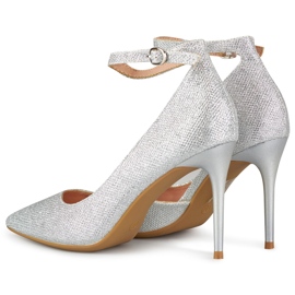 Kiiltävät hopeiset pinssit kiinnitetty nilkkaan hopea 1