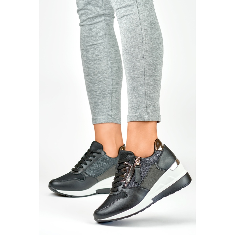 Tyylikkäät mustat urheilukengät 2