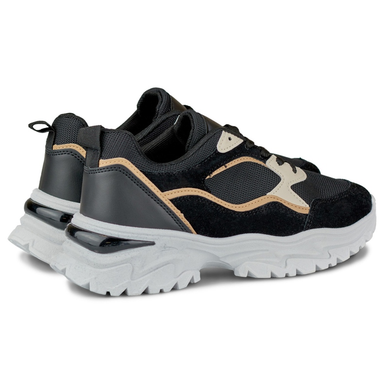 Mustat naisten tennarit valkoisella pohjalla 1