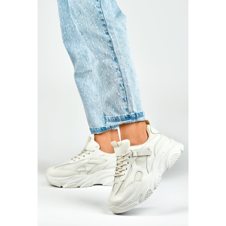 Naisten beigenväriset tennarit, joissa paksu pohja musta 2