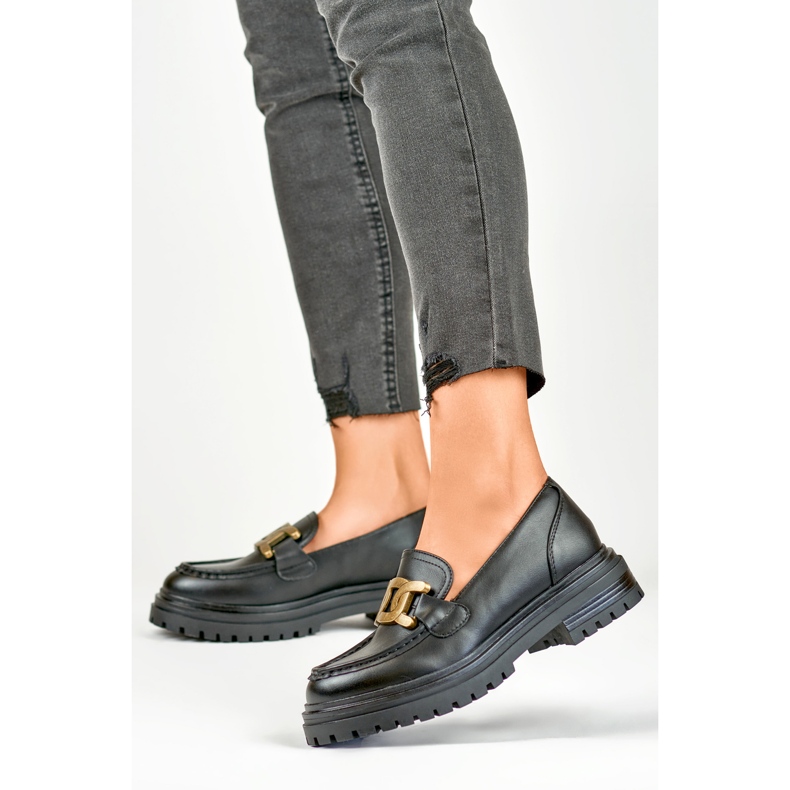 Mustat loaferit kultaisella soljella 2