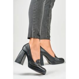 Muodikkaat loaferit korkeassa, leveässä tolppassa musta 2