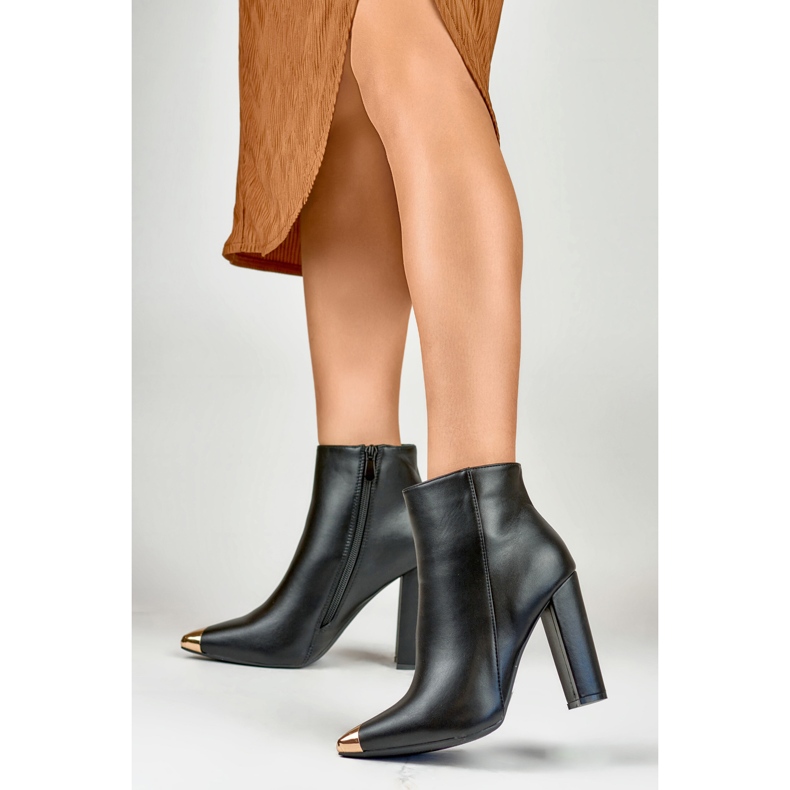 Naisten mustat saappaat koristeellisella piikillä 2