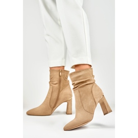 Naisten beigenväriset saappaat koristeellisessa tolppassa 2