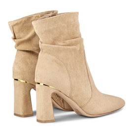 Naisten beigenväriset saappaat koristeellisessa tolppassa 1