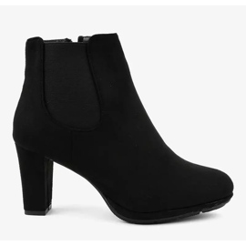 Mustat nilkkurit F156-2-pylväässä 2