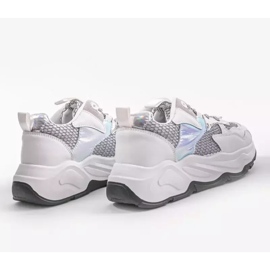 Valkoiset urheilukengät, joissa harmaat RAL-63-lisäosat valkoinen 2