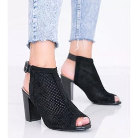 Veronika -postissa mustat, harjakat sandaalit 1