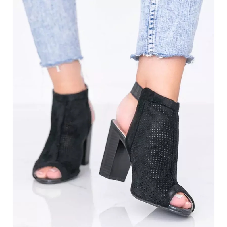 Veronika -postissa mustat, harjakat sandaalit 2