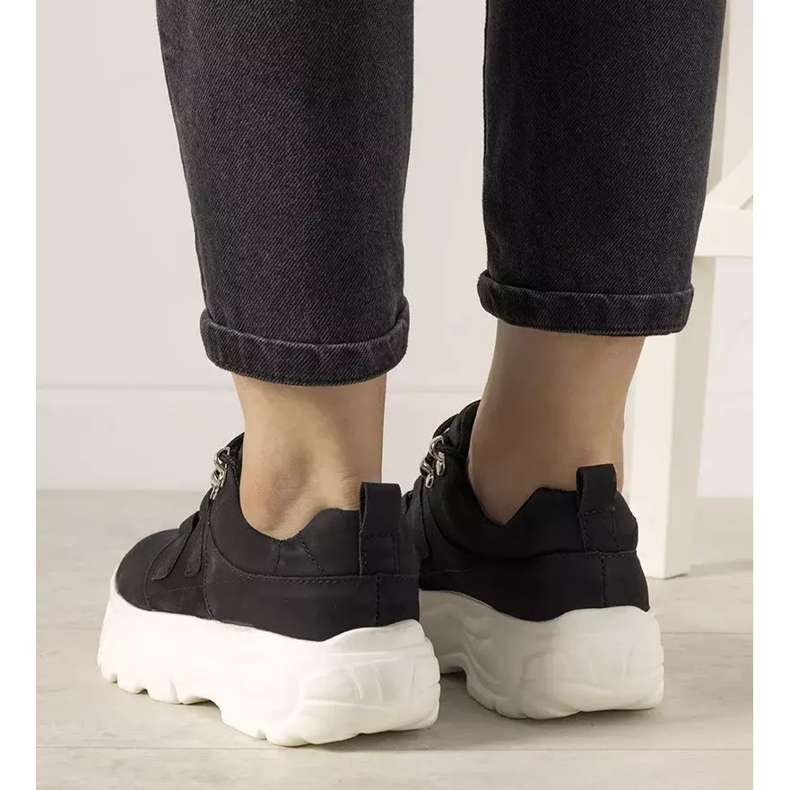 Mustat urheilukengät, joissa korkea Luna -pohja 2