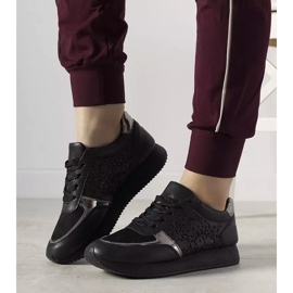 Mustat urheilukengät, joissa on avoin Festival -kuvio 1