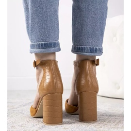 Kameli pumppaa Natalien virkaan ruskea 2