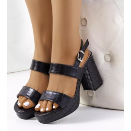 Mustat sandaalit Liv-postissa 2