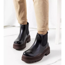 Mustat nilkkurit ruskealla Gaffney-tasolla 1