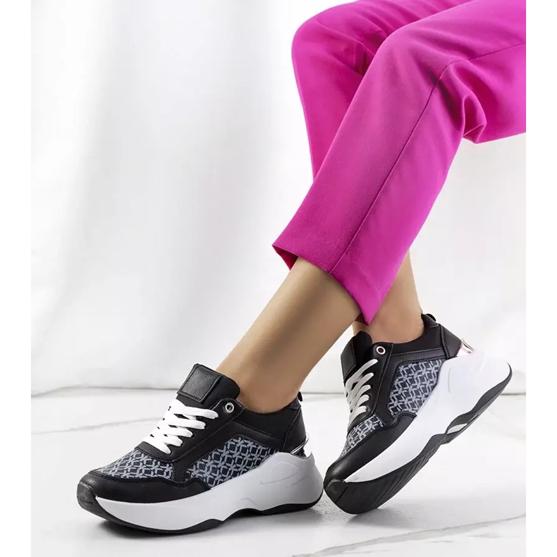 Mustat urheilulenkkarit Milanosta 2