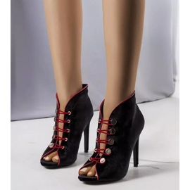 BM Nilsin mustat päälliset pumput 1