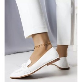 BM Valkoiset loaferit, joissa on Bobbie-ketju valkoinen 2