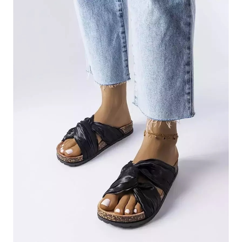 BM Mustat liukumäet koristeltu Fresne-materiaalilla 1