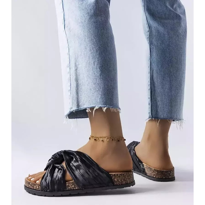 BM Mustat liukumäet koristeltu Fresne-materiaalilla 2