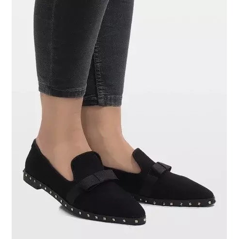 Mustat kengät, joissa on B12-12-nastoja 2