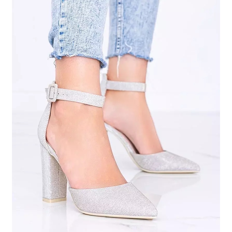 Kiiltävät beigenväriset pumput Milan postauksessa 1