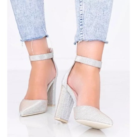 Kiiltävät beigenväriset pumput Milan postauksessa 2