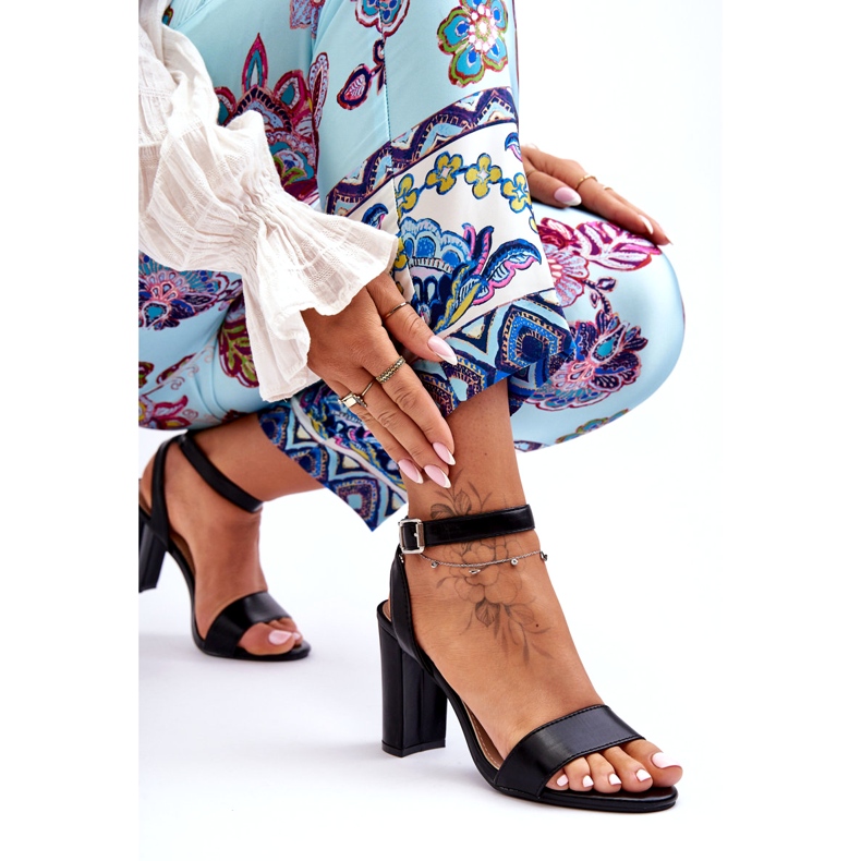 Klassiset naisten sandaalit kantapäällä, musta 2