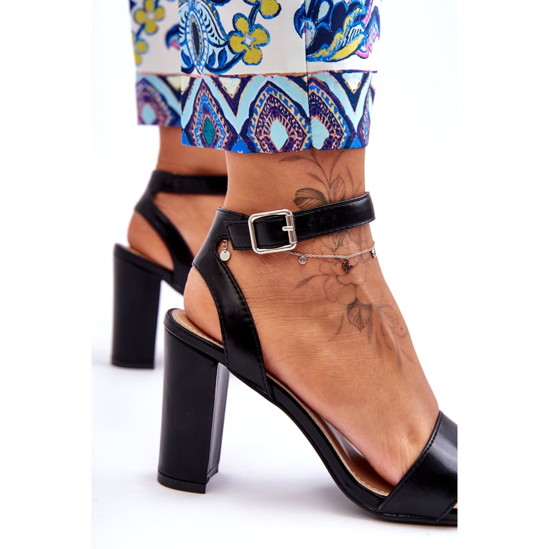 Klassiset naisten sandaalit kantapäällä, musta 1