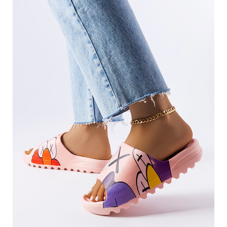 Vaaleanpunaiset varvastossut kulutuspinnalla ja Lindale-printeillä vaaleanpunainen 2