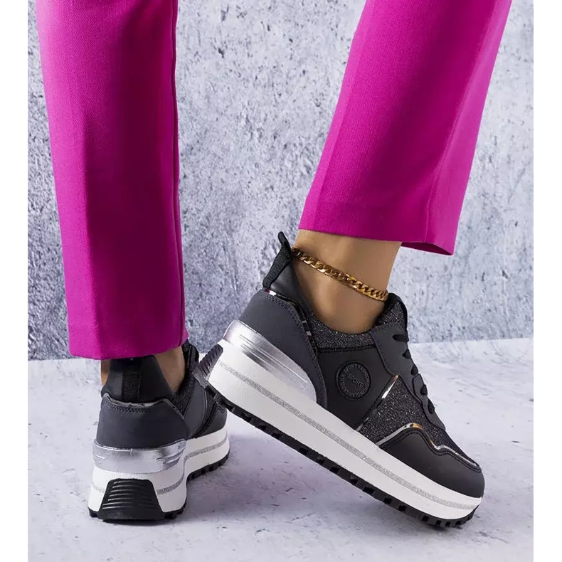 Lévesin mustat tennarit glitterillä 1