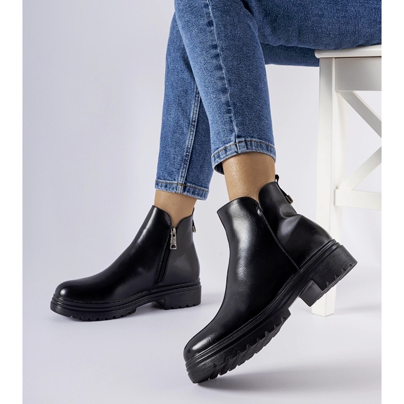 Vincezan mustat eristetyt saappaat 2