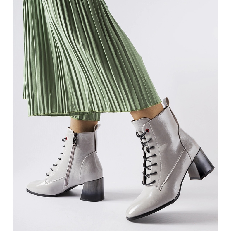 Inna Vincezan harmaat eristetyt nilkkurit 1