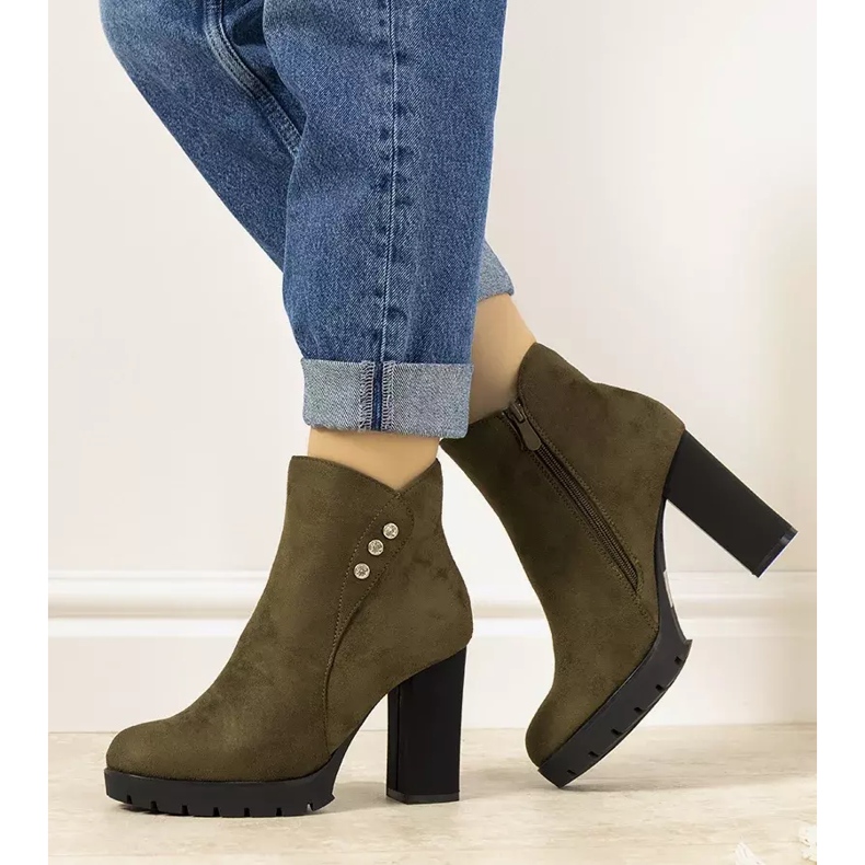 Castaneda mokkanahkan vihreät saappaat tolppassa 1