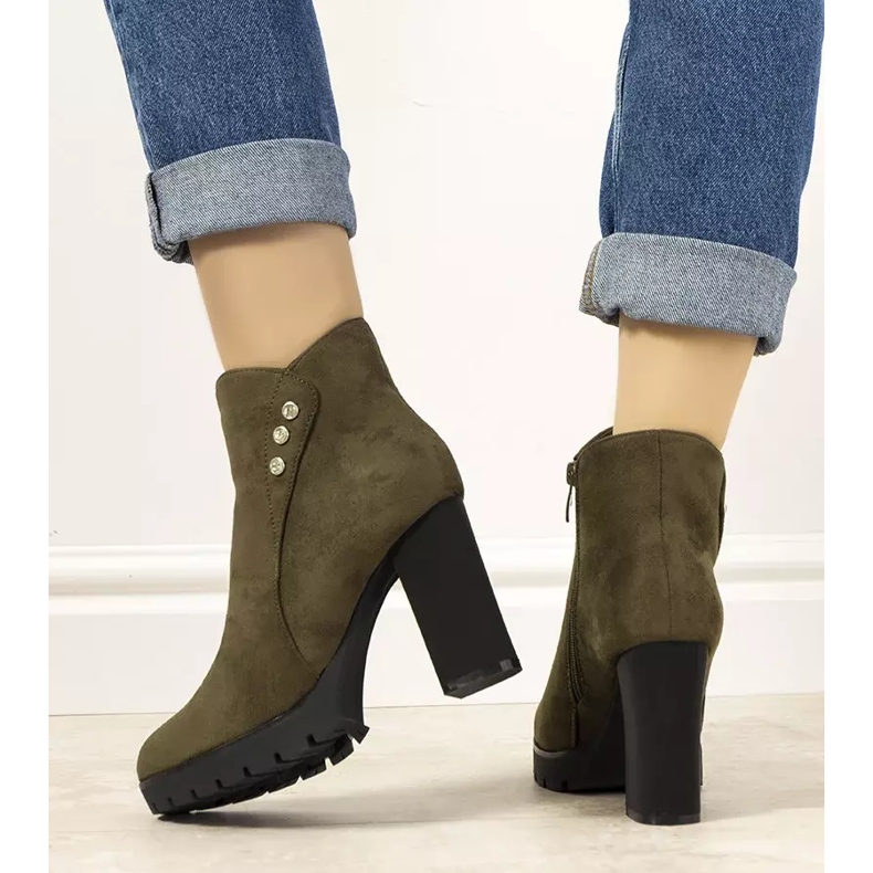 Castaneda mokkanahkan vihreät saappaat tolppassa 2