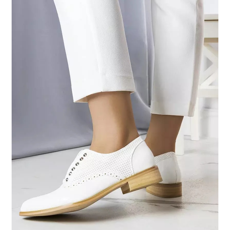 BM Erin valkoiset harjakattoiset kengät nastoilla valkoinen 2