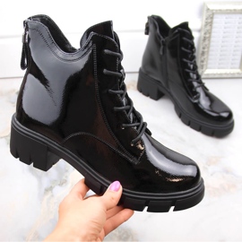 Naisten kiiltonahkasaappaat kantapäällä ja alustalla, eristetty musta Vinceza 16438 1