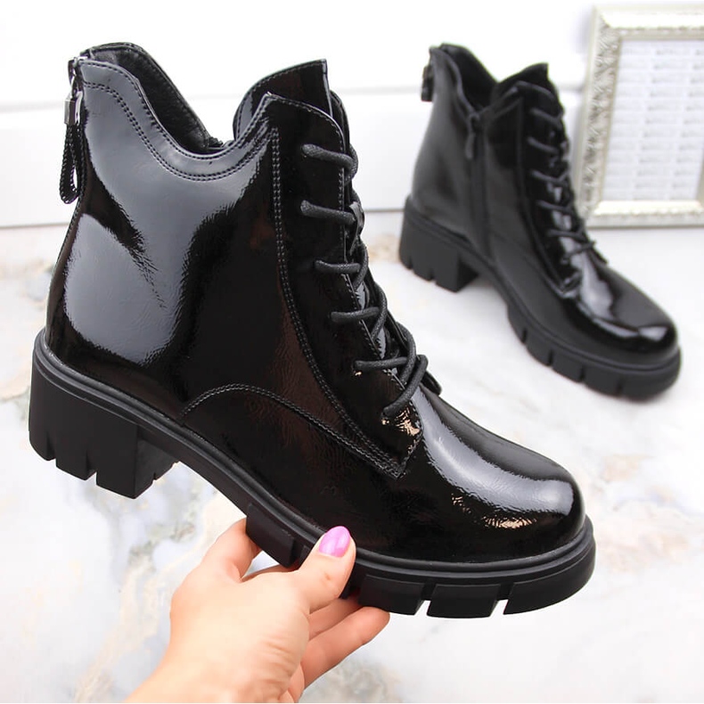 Naisten kiiltonahkasaappaat kantapäällä ja alustalla, eristetty musta Vinceza 16438 1