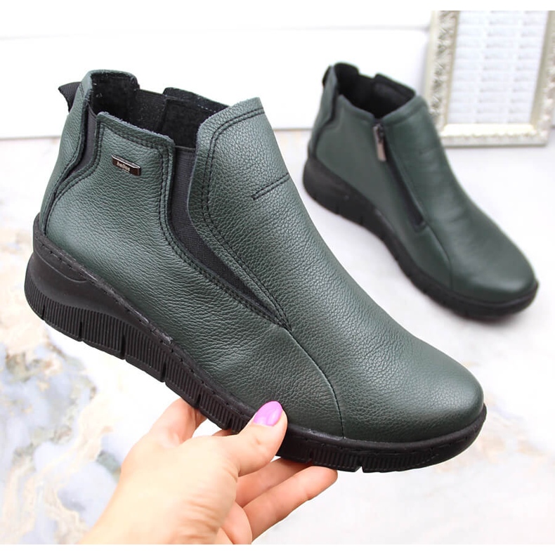 Mukavat nahkaiset naisten kiilakengät, eristetty vihreä Helios 552.566 1