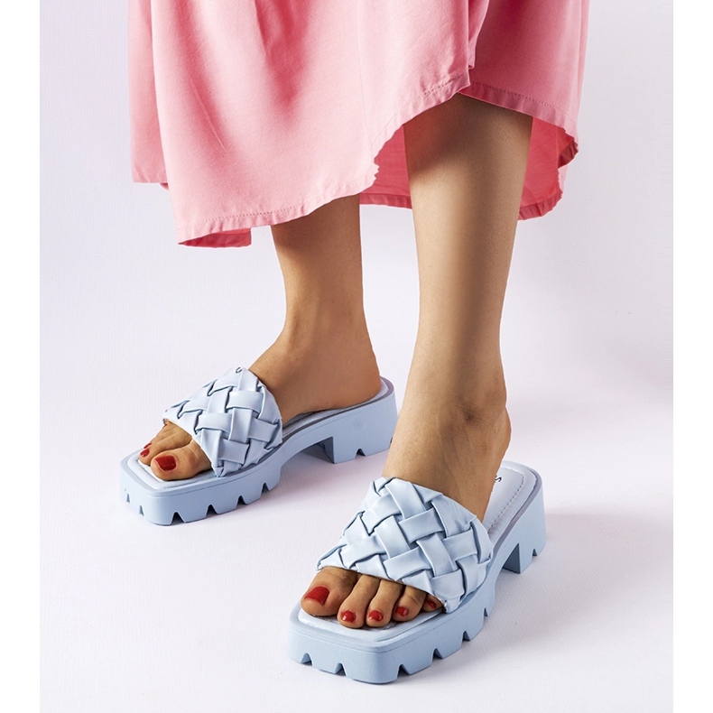 Siniset varvastossut Lora-traktorin pohjalla sininen 1