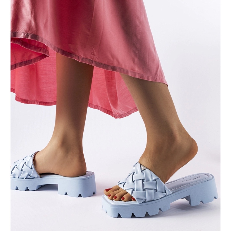 Siniset varvastossut Lora-traktorin pohjalla sininen 2